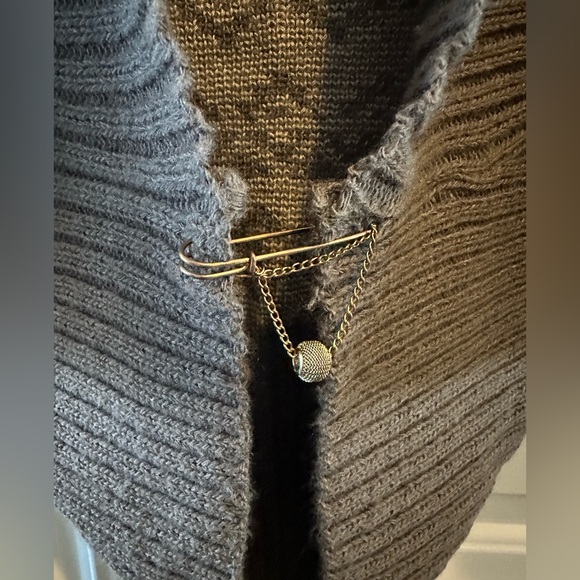 Poncho style sweater - Picture 3 of 4